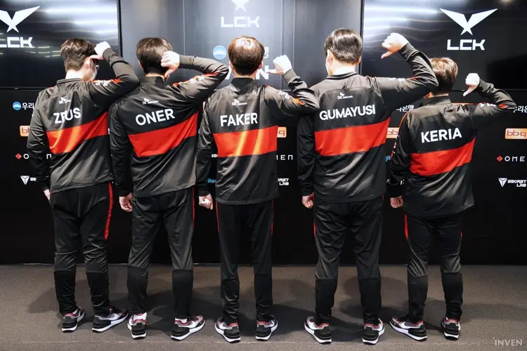 开云体育登录-KT横扫C9，Keria团战一打五焦点之战入围赛，技惊四座